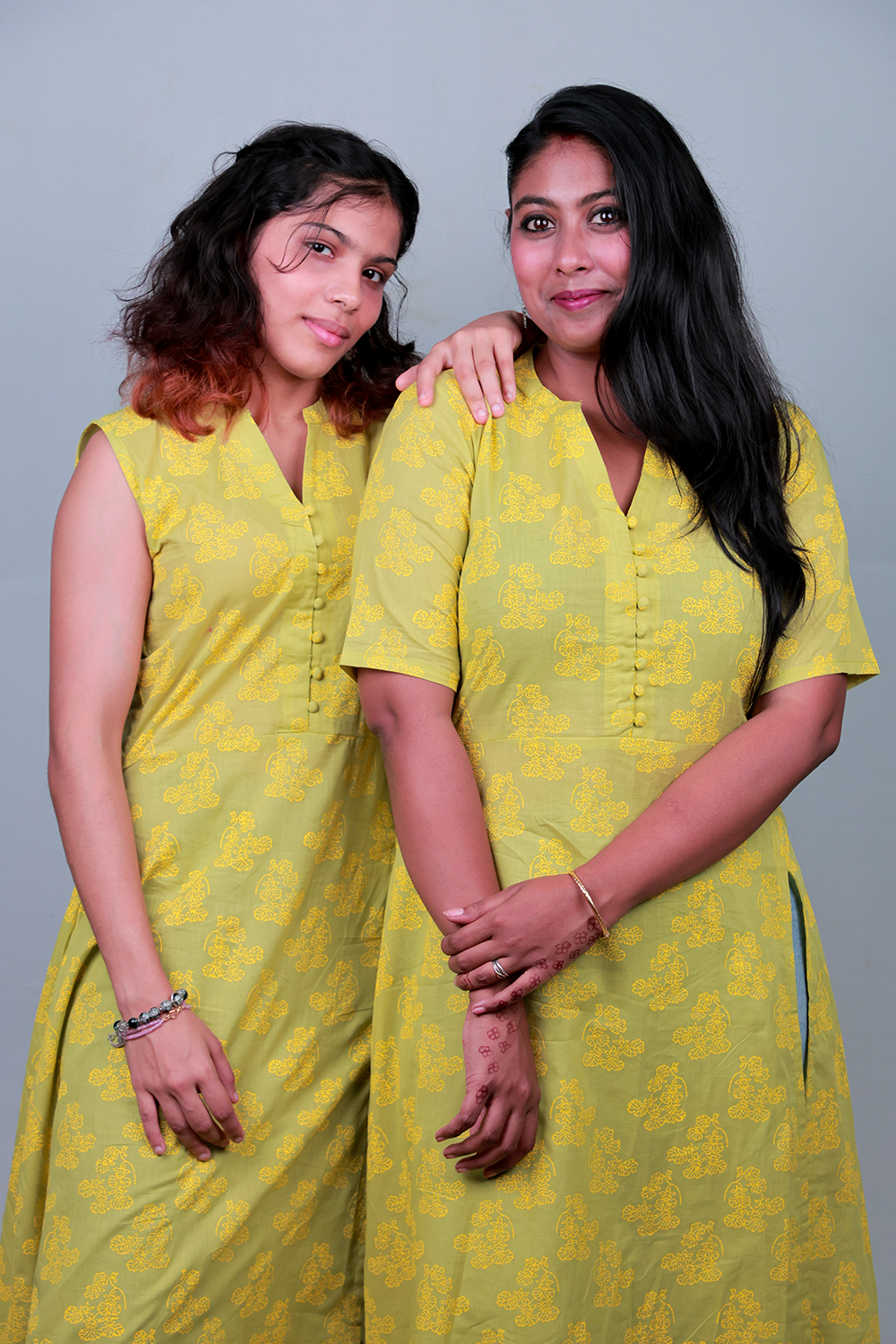 The 'Dancing Lady' Versatile Tunic (attachable sleeves) - Fitted, 100% Cotton, Lime